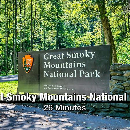New Luxury Cabin With Stunning Mountainviews,Hottub, Firepit, Fireplace,2 Kingbeds, 2 Covereddecks,Bbqgrill, Shuffleboard And Pool Access Sevierville Ngoại thất bức ảnh