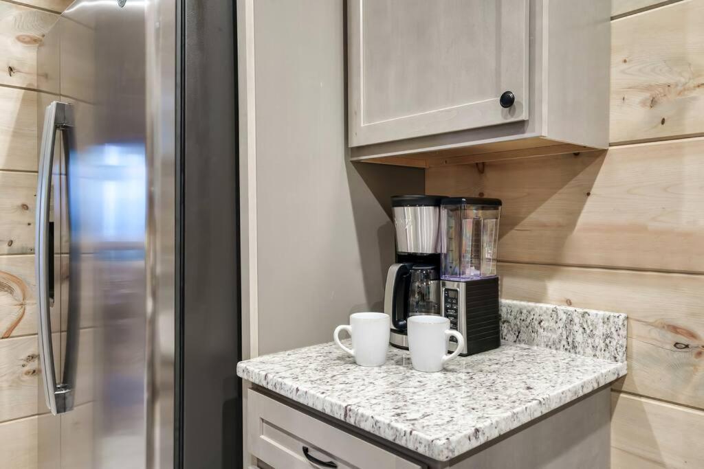 New Luxury Cabin With Stunning Mountainviews,Hottub, Firepit, Fireplace,2 Kingbeds, 2 Covereddecks,Bbqgrill, Shuffleboard And Pool Access Sevierville Ngoại thất bức ảnh