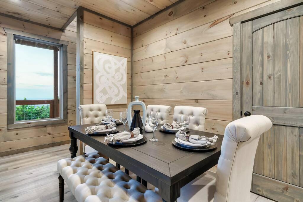 New Luxury Cabin With Stunning Mountainviews,Hottub, Firepit, Fireplace,2 Kingbeds, 2 Covereddecks,Bbqgrill, Shuffleboard And Pool Access Sevierville Ngoại thất bức ảnh