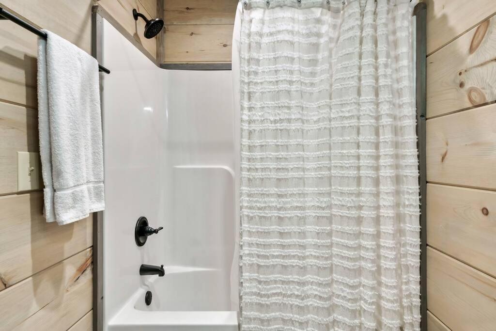 New Luxury Cabin With Stunning Mountainviews,Hottub, Firepit, Fireplace,2 Kingbeds, 2 Covereddecks,Bbqgrill, Shuffleboard And Pool Access Sevierville Ngoại thất bức ảnh