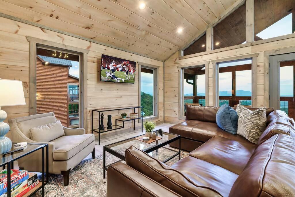 New Luxury Cabin With Stunning Mountainviews,Hottub, Firepit, Fireplace,2 Kingbeds, 2 Covereddecks,Bbqgrill, Shuffleboard And Pool Access Sevierville Ngoại thất bức ảnh
