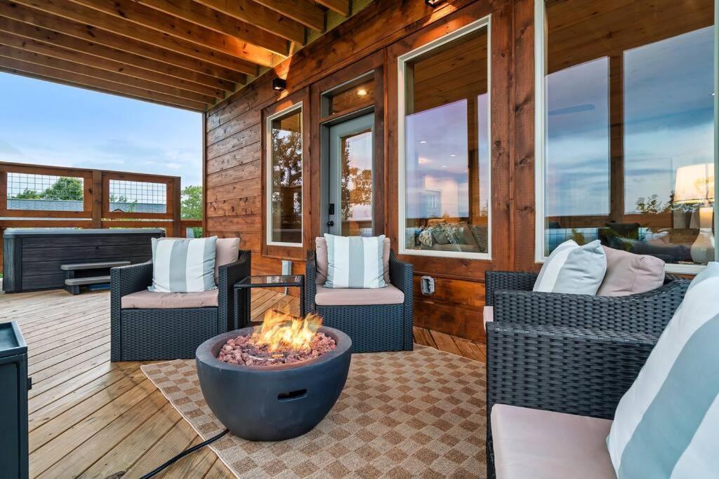 New Luxury Cabin With Stunning Mountainviews,Hottub, Firepit, Fireplace,2 Kingbeds, 2 Covereddecks,Bbqgrill, Shuffleboard And Pool Access Sevierville Ngoại thất bức ảnh