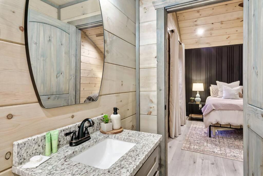 New Luxury Cabin With Stunning Mountainviews,Hottub, Firepit, Fireplace,2 Kingbeds, 2 Covereddecks,Bbqgrill, Shuffleboard And Pool Access Sevierville Ngoại thất bức ảnh