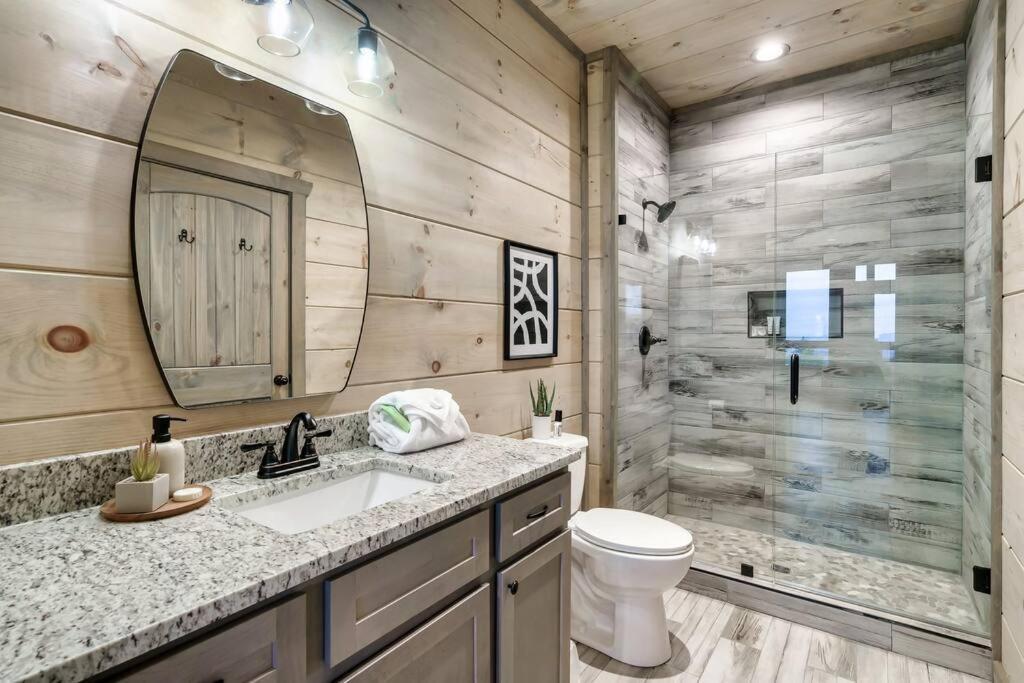 New Luxury Cabin With Stunning Mountainviews,Hottub, Firepit, Fireplace,2 Kingbeds, 2 Covereddecks,Bbqgrill, Shuffleboard And Pool Access Sevierville Ngoại thất bức ảnh