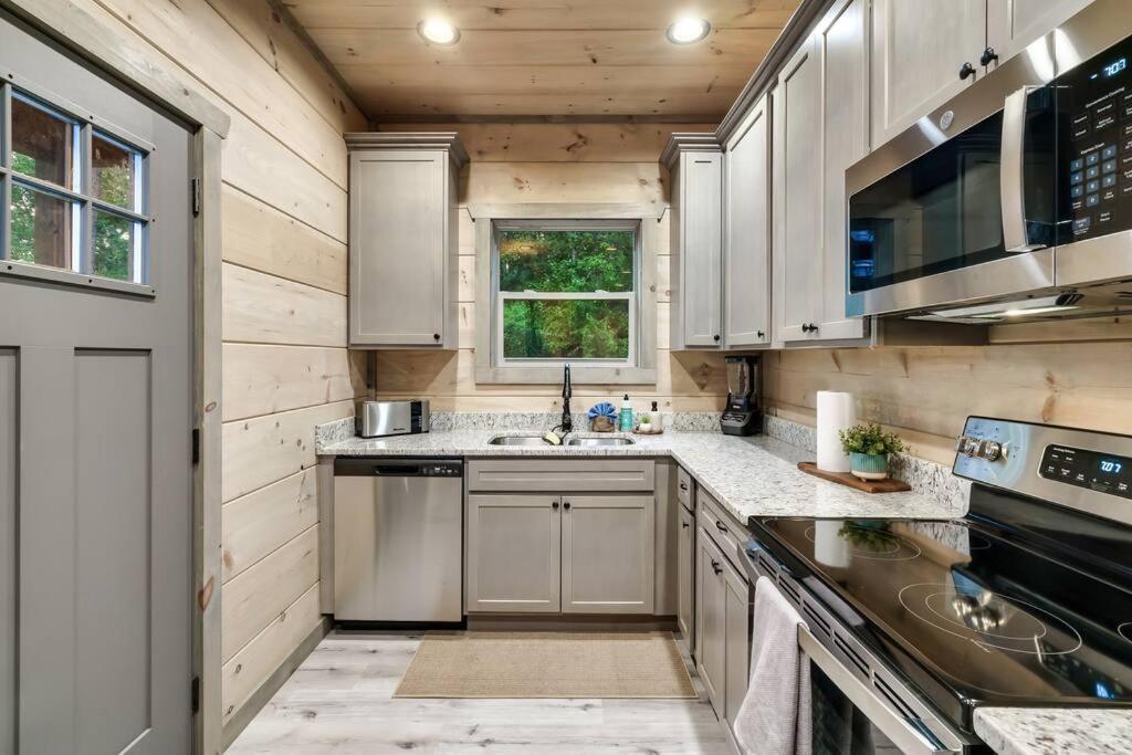 New Luxury Cabin With Stunning Mountainviews,Hottub, Firepit, Fireplace,2 Kingbeds, 2 Covereddecks,Bbqgrill, Shuffleboard And Pool Access Sevierville Ngoại thất bức ảnh