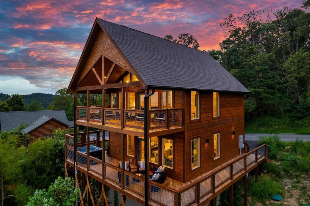 New Luxury Cabin With Stunning Mountainviews,Hottub, Firepit, Fireplace,2 Kingbeds, 2 Covereddecks,Bbqgrill, Shuffleboard And Pool Access Sevierville Ngoại thất bức ảnh
