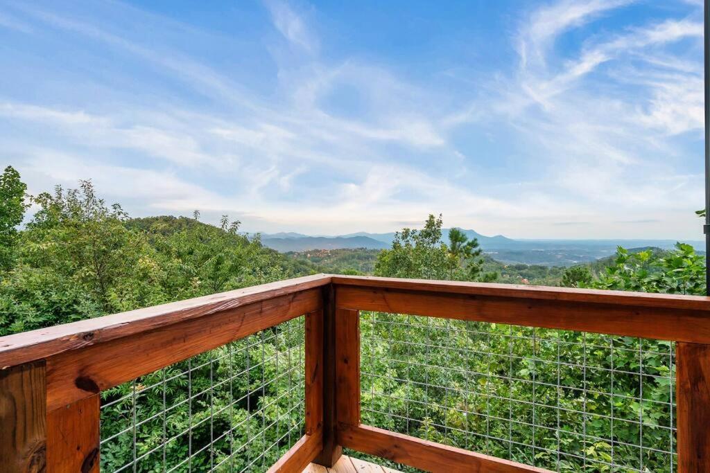 New Luxury Cabin With Stunning Mountainviews,Hottub, Firepit, Fireplace,2 Kingbeds, 2 Covereddecks,Bbqgrill, Shuffleboard And Pool Access Sevierville Ngoại thất bức ảnh