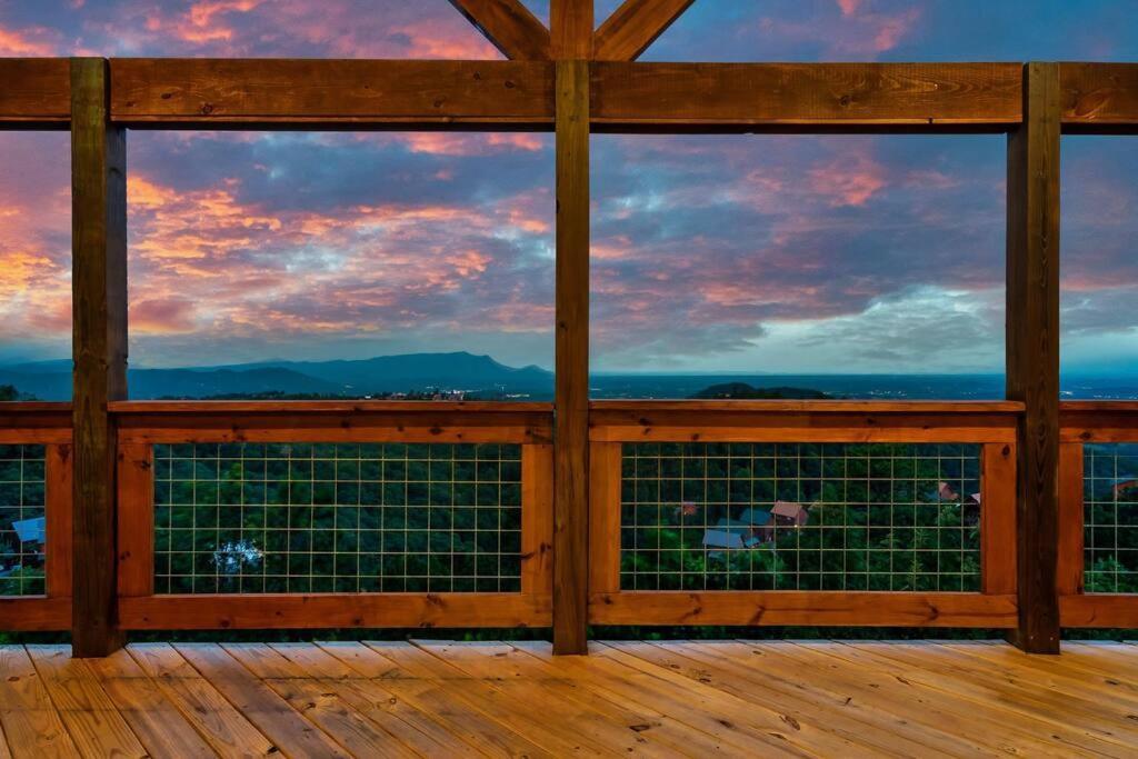 New Luxury Cabin With Stunning Mountainviews,Hottub, Firepit, Fireplace,2 Kingbeds, 2 Covereddecks,Bbqgrill, Shuffleboard And Pool Access Sevierville Ngoại thất bức ảnh