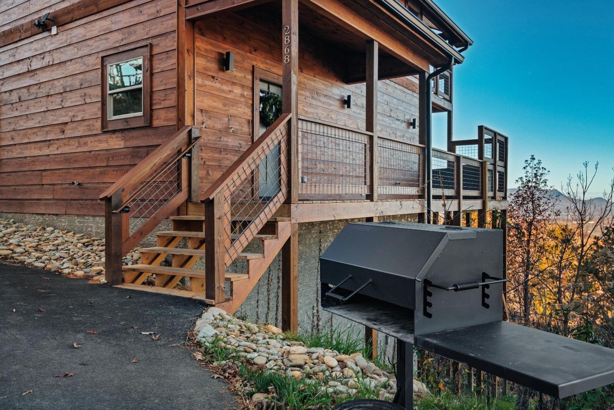 New Luxury Cabin With Stunning Mountainviews,Hottub, Firepit, Fireplace,2 Kingbeds, 2 Covereddecks,Bbqgrill, Shuffleboard And Pool Access Sevierville Ngoại thất bức ảnh