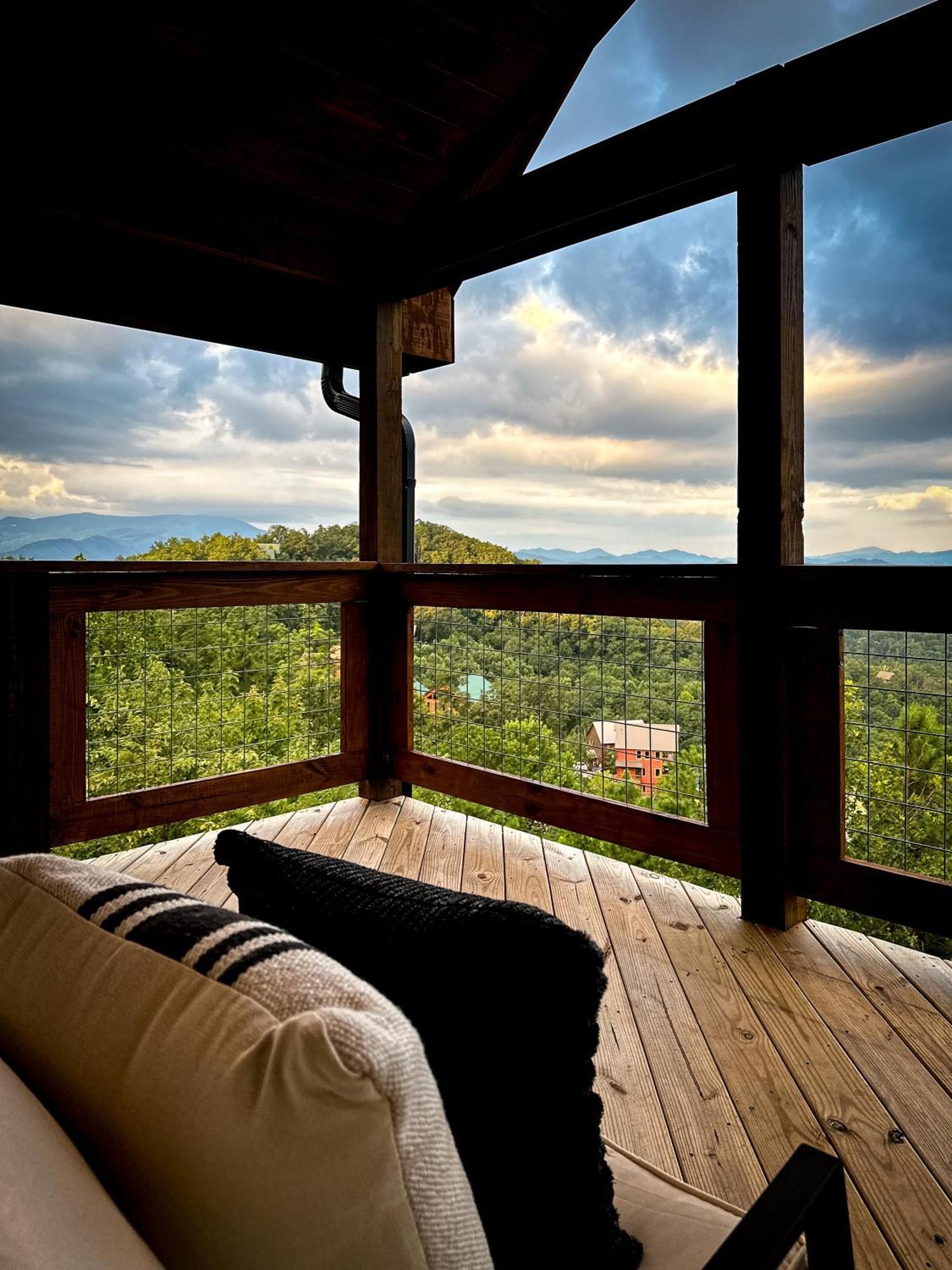 New Luxury Cabin With Stunning Mountainviews,Hottub, Firepit, Fireplace,2 Kingbeds, 2 Covereddecks,Bbqgrill, Shuffleboard And Pool Access Sevierville Ngoại thất bức ảnh