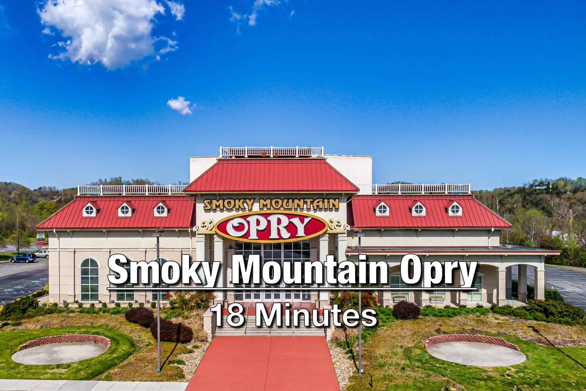 New Luxury Cabin With Stunning Mountainviews,Hottub, Firepit, Fireplace,2 Kingbeds, 2 Covereddecks,Bbqgrill, Shuffleboard And Pool Access Sevierville Ngoại thất bức ảnh