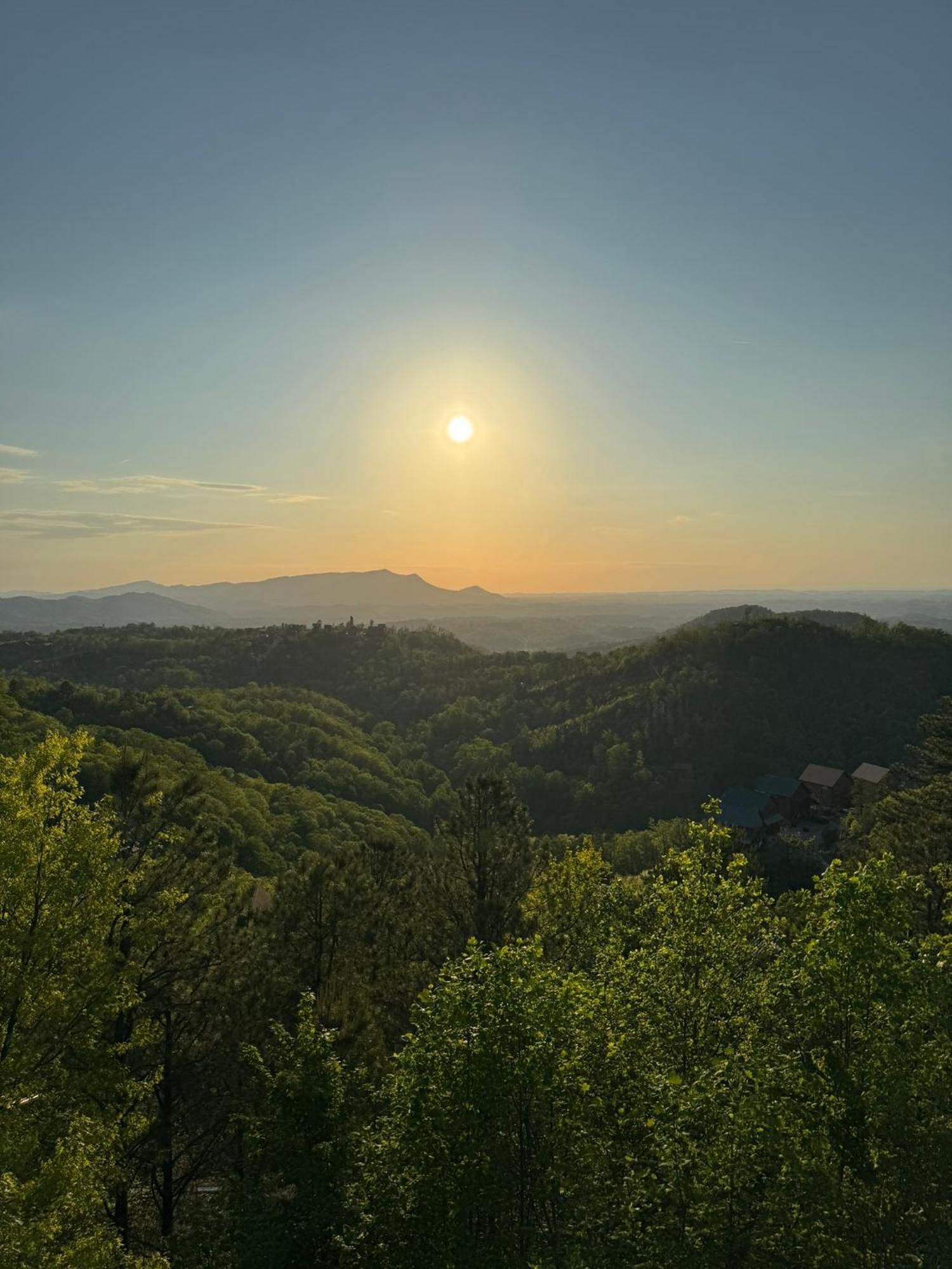 New Luxury Cabin With Stunning Mountainviews,Hottub, Firepit, Fireplace,2 Kingbeds, 2 Covereddecks,Bbqgrill, Shuffleboard And Pool Access Sevierville Ngoại thất bức ảnh